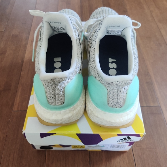 Adidas Ultra Boost US5 - Picture 4 of 6